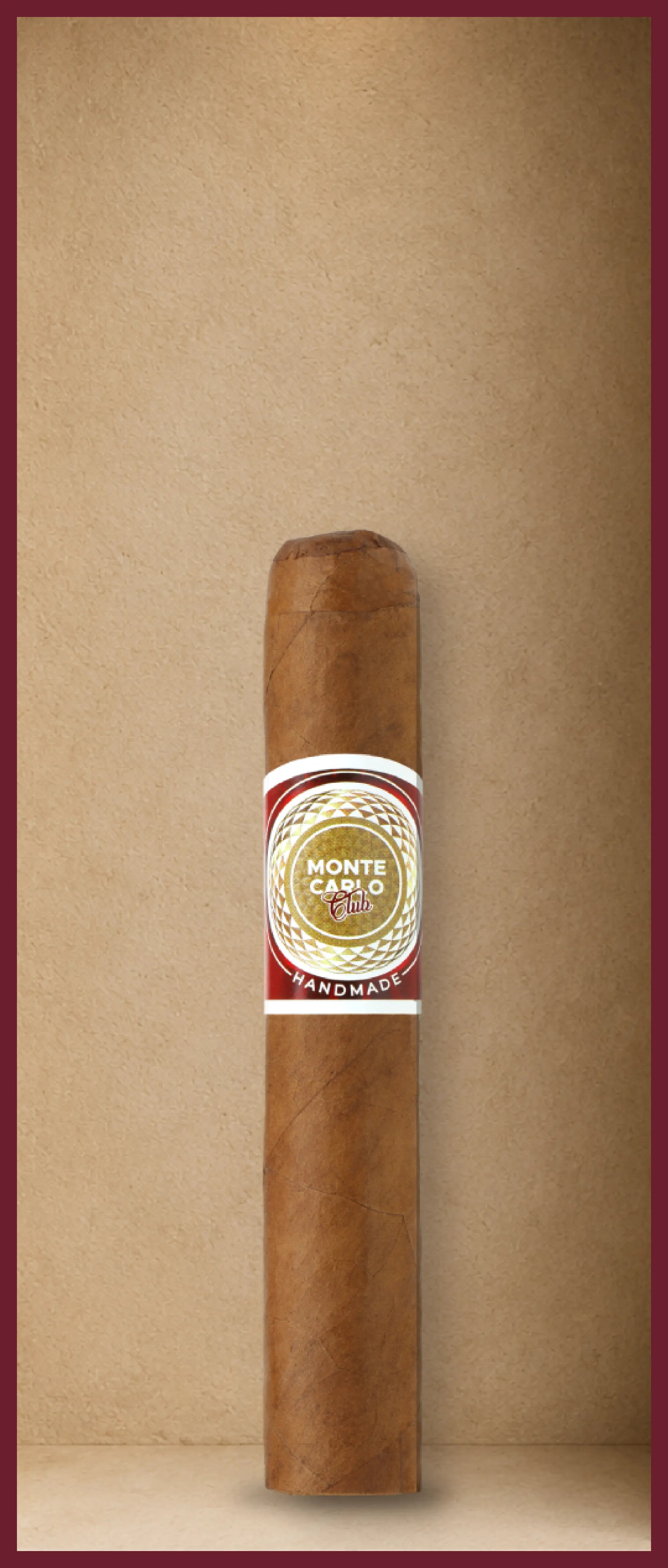 Vue rapprochée du cigare Monte-Carlo Club® Short Robusto, 102 mm et ring gauge 50, présenté dans son écrin beige.