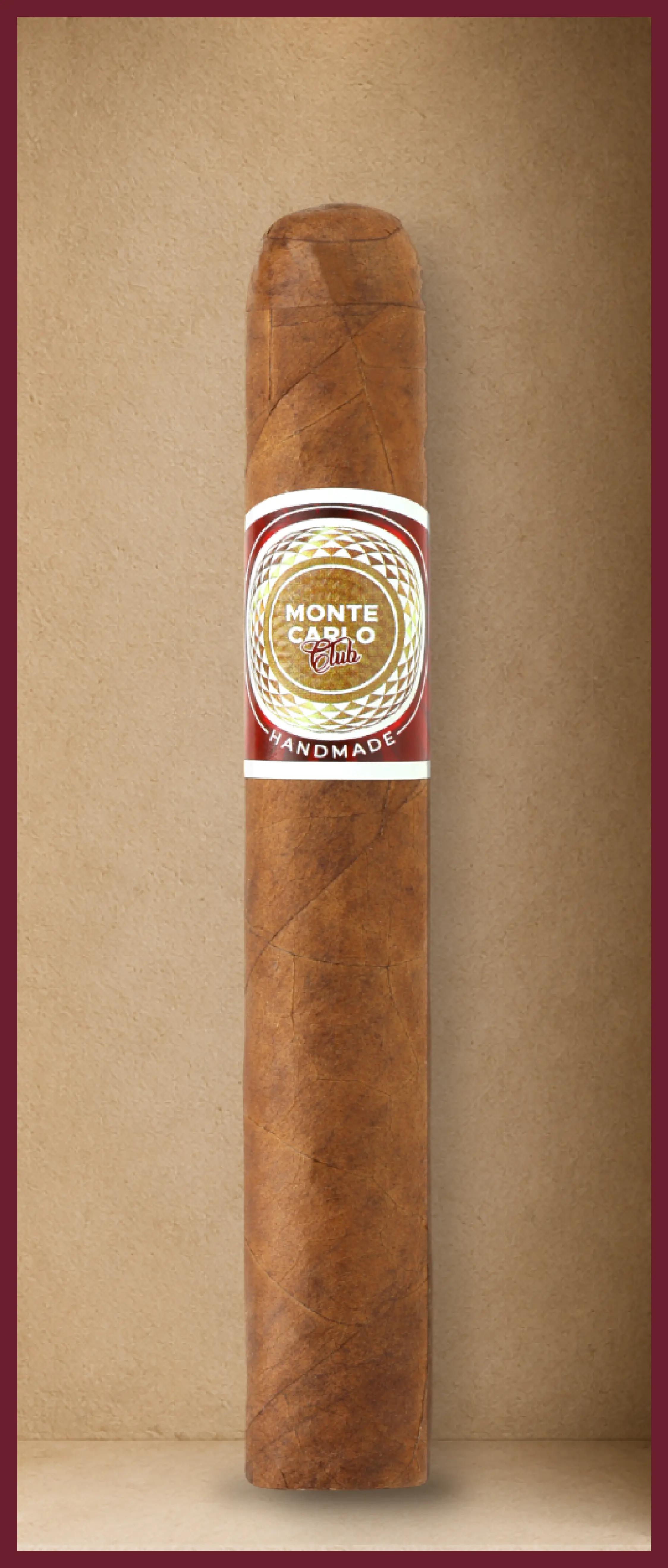 Vue rapprochée du cigare Monte-Carlo Club® Toro, 149 mm et ring gauge 52, présenté dans son écrin beige.